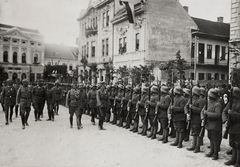 Románia,Erdély, Kézdivásárhely, Gábor Áron tér, háttérben balra Kupán József örmény származású kereskedő 1899-ben felépített háza, jobbra a Vigadó. A sorfal előtt IV. Károly magyar király, tőle balra Friedrich von Gerok tábornok., 1917, Österreichische Nationalbibliothek, kitüntetés, Fortepan #212801