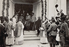 Romania,Transylvania, Bistrița, Kórház utca (Strada Gheorghe Sincai) 26., a római katolikus templom kapujában, virággal a kezében, IV. Károly magyar király, mellette balra József főherceg., 1917, Österreichische Nationalbibliothek, hat in hand, vestments, greeting, king, Fortepan #212802