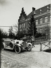 Ukrajna, Kalus, (ekkor Kalusz), Ivan Fanko utca 6., a Császári és Királyi Hadsereg parancsnoki épülete (később 1. sz. iskola). A felvétel 1917 április 8-án készült., 1917, Österreichische Nationalbibliothek, automobil, Fortepan #212816