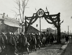 Ukrajna, Kalus, (ekkor Kalusz), Mihajlo Hrusevszkij utca, a Császári és Királyi Hadsereg egyik rohamegységének bevonulása. A felvétel 1917 május 4-én készült., 1917, Österreichische Nationalbibliothek, diadalkapu, Fortepan #212818