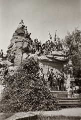 Hungary, Gödöllő, Erzsébet-park, Zala György szobrász tervei alapján készült sziklahalom (Erzsébet királyné szobra mögött), tetején fehér mészkőből faragott királyi koronával., 1941, Fortepan/Album002, flag, label, monument, rock, György Zala-design, sitting on a rock, Fortepan #21282