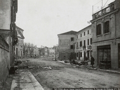 Olaszország, San Donà di Piave, Corso Silvio Trentin a Piazza Angelo Trevisan felé nézve, balra a háborúban súlyosan megrongálódott Santa Maria delle Grazie-székesegyház., 1918, Österreichische Nationalbibliothek, Fortepan #212826