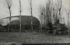 Italy, Veneto tartomány, a Császári és Királyi Hadsereg egyik Drachen típusú rögzített megfigyelő léggömbje és előtte a gázfeltöltő egysége., 1918, Österreichische Nationalbibliothek, air-ship, Fortepan #212841