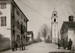 Olaszország, Busco, San Nicolò településrész, Via Quattro Novembre, szemben az Annunciazione di Maria Vergine-templom harangtornya., 1918, Österreichische Nationalbibliothek, Fortepan #212845