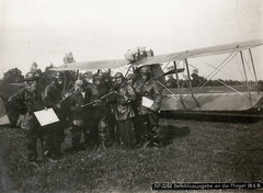 Olaszország, a Császári és Királyi Hadsereg egyik légi egysége az olasz fronton. Parancskihirdetés a pilótáknak., 1918, Österreichische Nationalbibliothek, repülőgép, Hansa-Brandenburg-márka, Hansa-Brandeburg C.I, biplán, bőrkabát, bőr sapka, Fortepan #212862