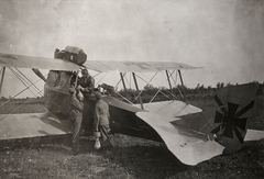 Olaszország, a Császári és Királyi Hadsereg egyik légi egysége az olasz fronton. Légi bombák rakodása az egyik repülőgépbe., 1918, Österreichische Nationalbibliothek, repülőgép, bomba, Hansa-Brandenburg-márka, Hansa-Brandeburg C.I, biplán, Fortepan #212863