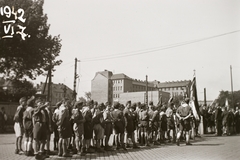 Magyarország, Budapest VIII., Kerepesi út a Hungária körúti kereszteződésnél, a fiúk a város felé vonulnak. Háttérben a Szörény utca házai., 1942, Fortepan/Album002, Budapest, cserkész, nácizmus, Fortepan #21287