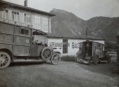 Olaszország, Levico Terme, tartalékkórház, mentőautók az udvaron., 1918, Österreichische Nationalbibliothek, mentőautó, hordágy, automobil, Fortepan #212897