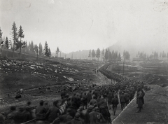 Olaszország, Asiago-i fennsík, olasz hadifoglyok menetoszlopa, szemben a Mandrielle-hegy. A felvétel 1918. június 16-án készült., 1918, Österreichische Nationalbibliothek, Fortepan #212906