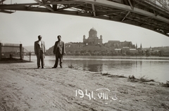 Hungary,Slovakia, Štúrovo, Duna-part a Mária Valéria híd hídfőjénél. Szemben Esztergom, a Várhegyen a Bazilika., 1941, Fortepan/Album002, church, bridge, basilica, man, shore, Danube, János Feketeházy-design, Fortepan #21293