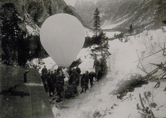 Olaszország, Dolomitok, Piano-hegy Dobbiaco-tól délre, a Császári és Királyi Hadsereg egyik egysége propaganda röpiratokat tartalmazó papírballont bocsát fel., 1917, Österreichische Nationalbibliothek, léggömb, Fortepan #212961