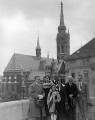 Hungary, Halászbástya, Budapest I., háttérben a Mátyás-templom és az egykori jezsuita kollégium épülete., 1932, Fortepan/Album002, Budapest, hat in hand, ridge turret, Fortepan #21301