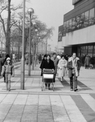 Magyarország, Budapest V., Dunakorzó, jobbra a Hotel Duna Intercontinental., 1984, Szalay Zoltán, Budapest, Fortepan #213029