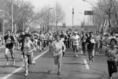 Magyarország, Budapest VI.,Budapest XIV., Andrássy út (Népköztársaság útja), háttérben a Millenniumi emlékmű a Hősök terén. Az 1. IBUSZ Budapest Maraton, 1984. április 14-én., 1984, Szalay Zoltán, futás, Budapest, Fortepan #213051