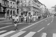 Magyarország, Budapest V.,Budapest XIII., Bajcsy-Zsilinszky út a Nyugati (Marx) tér felé nézve, balra az Alkotmány utca torkolata. 1. IBUSZ Budapest Maraton, 1984. április 14-én., 1984, Szalay Zoltán, futás, Budapest, Fortepan #213054