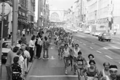 Magyarország, Budapest VII.,Budapest VIII., Rákóczi út az Osvát utca torkolatától a Keleti pályaudvar felé nézve. A Sport Aid elnevezésű, az afrikai éhezők megsegítésére rendezett futóverseny., 1986, Szalay Zoltán, Budapest, Fortepan #213066