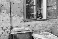 1985, Szalay Zoltán, war damage, leaning out of the window, old person, poverty, Fortepan #213070