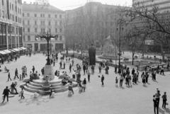 Magyarország, Budapest V., Vörösmarty tér, balra az Oroszlános díszkút, távolabb Vörösmarty Mihály szobra., 1988, Szalay Zoltán, Budapest, Fortepan #213079