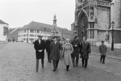 Hungary, Budapest I., Szentháromság tér, háttérben balra a Tárnok utca - Szentháromság utca sarkán a régi budai városháza, a Szentháromság-szobor, jobbra a Mátyás-templom. Előtérben középen Lázár György miniszterelnök, balra Zágon Bertalan, a kerületi tanács elnöke, jobbra dr.Fehér Józsefné, a ke­rületi pártbizottság első titkára. A felvétel a miniszterelnök I. kerületi látogatása alkalmával, 1986. december 9-én készült., 1985, Szalay Zoltán, Budapest, Fortepan #213098