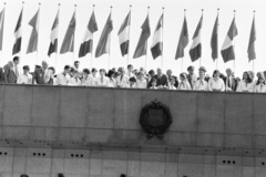 Magyarország, Budapest XIV., Ötvenhatosok tere (Felvonulási tér), dísztribün. Az úttörők között középen Kádár János., 1975, Szalay Zoltán, zászló, tribün, Budapest, Kádár címer, Fortepan #213120