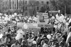 Magyarország, Budapest XIV.,Budapest VII., Ötvenhatosok tere (Felvonulási tér), május 1-i felvonulás, háttérben a Dózsa György 80. számú ház., 1986, Szalay Zoltán, május 1, Budapest, Fortepan #213122