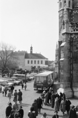 Magyarország, budai Vár, Budapest I., Szentháromság tér a Halászbástyáról nézve. Szemben a Tárnok utca - Szentháromság utca sarkán a régi budai városháza, jobbra a Mátyás-templom., 1987, Szalay Zoltán, Budapest, Ikarus-márka, autóbusz, Ikarus 260, Fortepan #213130