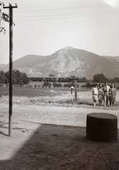 Magyarország,Dunakanyar, Nagymaros, háttérben Visegrád., 1939, Fortepan/Album002, gőzmozdony, MÁV, vasút, csoportkép, tájkép, vonat, Fortepan #21316