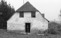 Hungary, Bükkösd, Kossuth Lajos utca 85., műemlék vízimalom, ma Samu Géza Falumúzeum. A malom bejáratában Samu Géza szobrászművész., 1980, Urbán Tamás, Fortepan #213190