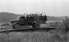 Magyarország, Homokkomárom, a Magyar Néphadsereg egyik egységének hadgyakorlata, háttérben a Kisboldogasszony-templom., 1986, Urbán Tamás, harckocsi, rohamsisak, Csepel 344, hadihíd, Fortepan #213223