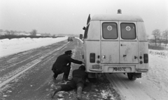 Hungary, Budaörs, az M1-M7 autópálya közös szakasza, a Károly király utcai felüljáró irányából, Budapest felé nézve., 1987, Urbán Tamás, winter, snow, Nysa-brand, ambulance, number plate, Fortepan #213297