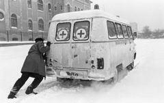 Hungary, Budapest XIV., Korong utca a Róna (Lumumba) utca felé nézve, balra az Uzsoki utcai (Weil Emil) Kórház oldalhomlokzata., 1987, Urbán Tamás, number plate, Budapest, ambulance, Nysa-brand, winter, snow, Fortepan #213302