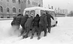 Hungary, Budapest XIV., Korong utca a Róna (Lumumba) utca felé nézve, balra az Uzsoki utcai (Weil Emil) Kórház oldalhomlokzata., 1987, Urbán Tamás, Budapest, ambulance, Fortepan #213303