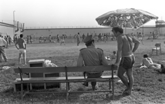 Hungary, Sopronkőhida, Sopronkőhidai Fegyház és Börtön, sportpálya., 1985, Urbán Tamás, bench, half-naked, football, sunshades, Fortepan #213358