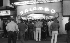 Németország, Hamburg, St. Pauli, Grosse Freiheit 11., a René Durand által alapított SALAMBO erotikus éjszakai mulató bejárata., 1990, Urbán Tamás, háttal, Fortepan #213666