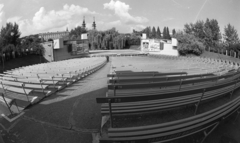 Magyarország, Budapest XI., a Budai Parkszínpad a Feneketlen-tó mellett. Háttérben a József Attila (később Budai Ciszterci Szent Imre) Gimnázium és a Szent Imre templom., 1975, Urbán Tamás, Budapest, színpad, színház, Fortepan #213706