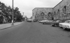 Magyarország, Gellérthegy, Budapest I., sétány és parkoló a Citadellánál., 1975, Urbán Tamás, Budapest, rendszám, autóbusz, erőd, Fortepan #213714