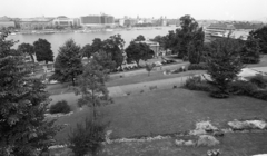 Magyarország, Budapest I., kilátás a budai Várból a Duna és a Belváros felé, előtérben a Várkert Bazár, Budai Ifjúsági Park., 1975, Urbán Tamás, Budapest, Fortepan #213724