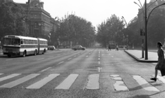 Magyarország, Budapest VI., Andrássy út (Népköztársaság útja) a Kodály köröndnél a Hősök tere felé nézve., 1975, Urbán Tamás, autóbusz, Ikarus-márka, Ikarus 180, Ikarus 260, Budapest, Fortepan #213738