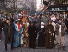 Hungary, Budapest V., Váci utca - Kígyó utca sarok. A Napoleon Boulevard együttes és az Első Emelet együttes, háttérben a Kisfiús díszkút (Ferenczy Béni, 1977.)., 1987, Urbán Tamás, Budapest, costume, cassock, soldier, Fortepan #213807