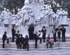 Magyarország, Budapest V., Vörösmarty tér, Vörösmarty Mihály szobra (Kallós Ede, Telcs Ede és Márkus Géza 1908.). A szobor előtt a Bergendy-együttes., 1986, Urbán Tamás, Budapest, Fortepan #213813