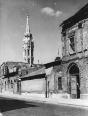 Magyarország, budai Vár, Budapest I., Tárnok utca, háttérben a Mátyás-templom., 1958, Vincent Till Baumgartner, Budapest, neogótika, épületkár, Fortepan #213842