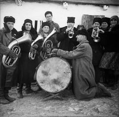 Moldova, Roșietici, 1960, Zaharia Cusnir, usánka, térdepel, trombita, harsona, dob, fúvószenekar, Fortepan #213878