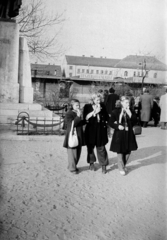 Magyarország, Budapest XIX., Kossuth tér, a felvétel Kossuth Lajos szobrának talapzatánál készült, háttérben a piac., 1954, Várkonyi Andrea, Budapest, lányok, piac, fagylalt, Fortepan #213952