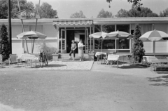 Hungary,Lake Balaton, Siófok, Glatz Henrik utca, Motel., 1955, Várkonyi Andrea, sunshades, Fortepan #213969