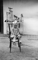 1955, Várkonyi Andrea, girl, ribbon, sitting with hands on knees, tonett, planter, Fortepan #213973