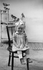 1955, Várkonyi Andrea, brick floor, girl, ribbon, tonett, planter, Fortepan #213974