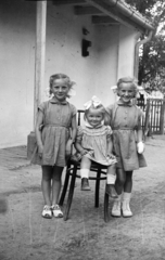 1955, Várkonyi Andrea, summer dresses, smile, ribbon, girls, jesting, twins, tonett, Fortepan #213975