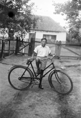 1955, Várkonyi Andrea, bicycle, teenager, boy, lath fence, Fortepan #213976