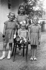 1955, Várkonyi Andrea, summer dresses, glasses, ribbon, girls, twins, tonett, Fortepan #213978