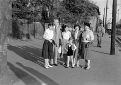 Magyarország, Budapest XIX., Üllői út (Vörös Hadsereg útja), háttérben balra a Bocskai utca torkolata., 1958, Várkonyi Andrea, Budapest, család, generációk, ünneplő ruha, Fortepan #213992